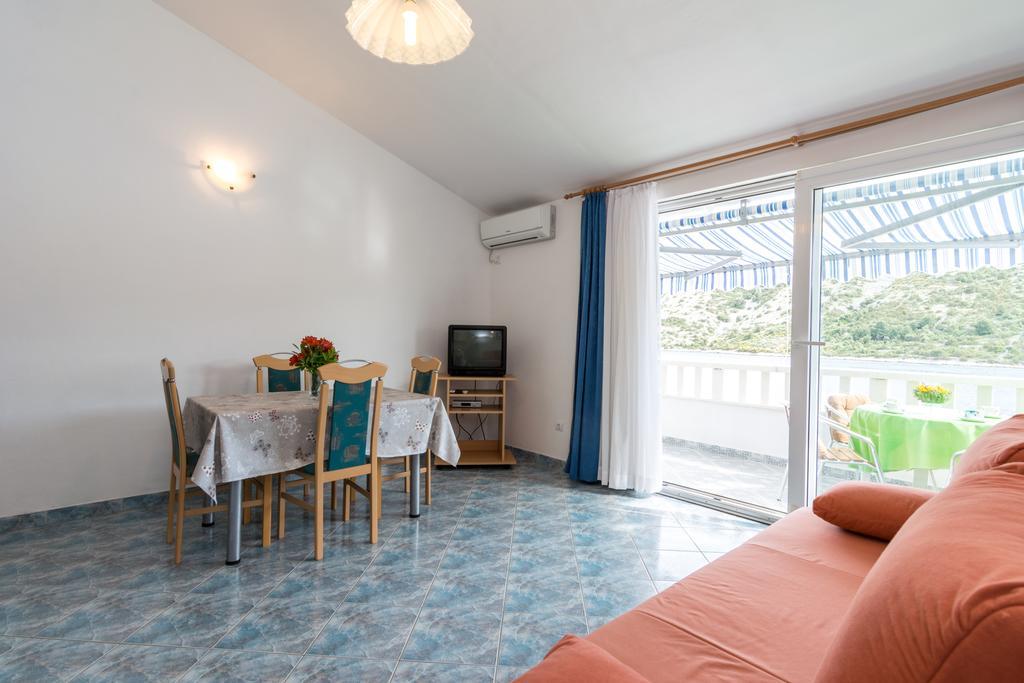 Apartments Mirko Vinišće Habitación foto